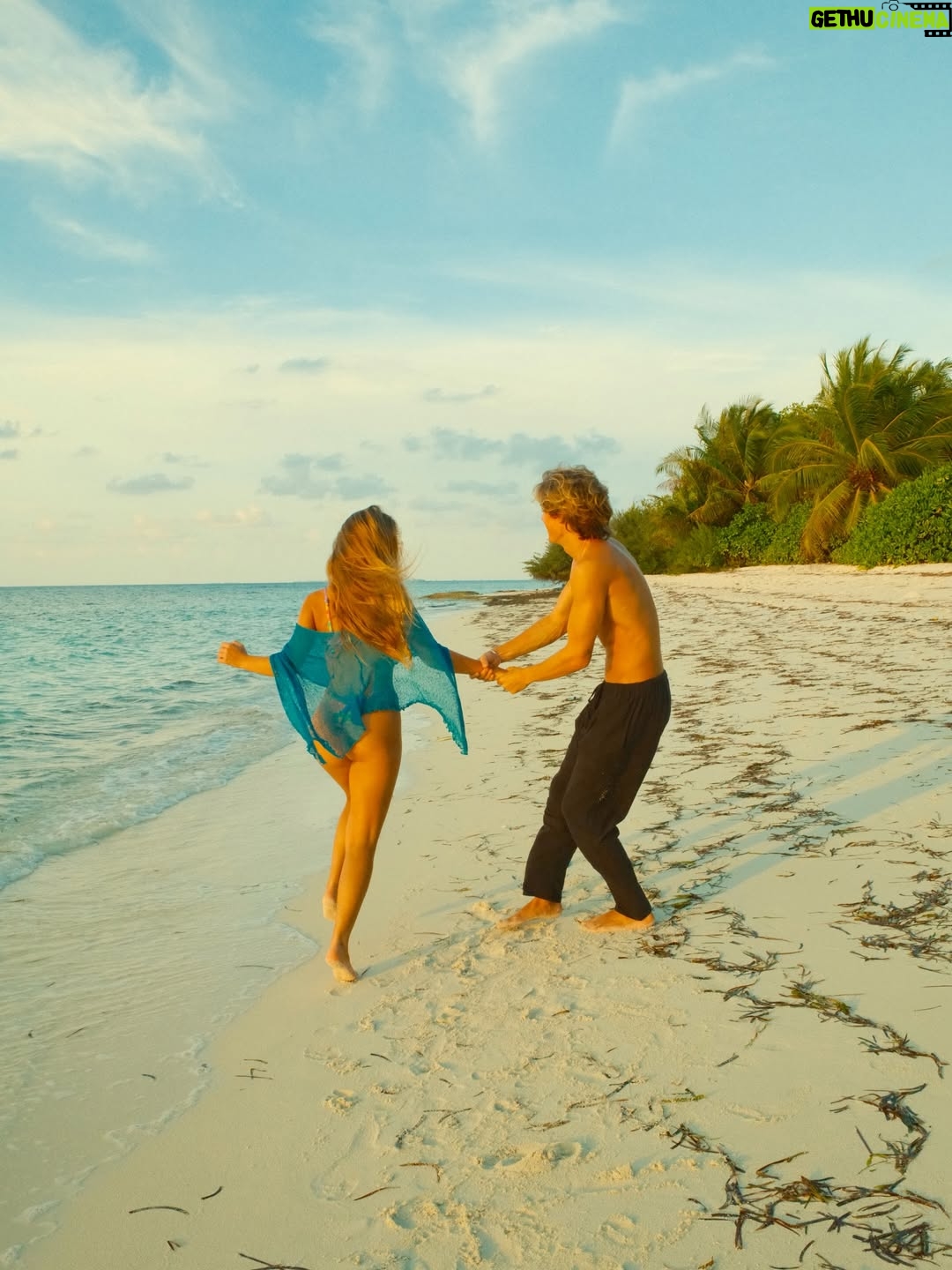 Mariana Wengorovius - 18.7K Likes - recap of a week living in the middle of the ocean 🪼✨ aboard @submaldives 🛥️
.
.
#liveaboard #maldives