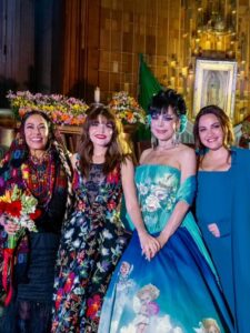 Maribel Guardia Instagram - Noche llena de emociones cantándole a la Virgencita con amigos y compañeros talentosos ❤️