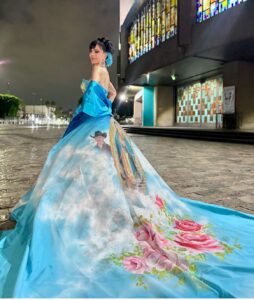 Maribel Guardia Instagram - Virgen Santísima de Guadalupe,
Madre de amor y ternura infinita,
hoy acudimos a ti no solo por nosotros,
sino por todos tus hijos.

Intercede por la humanidad entera:
por los que sufren enfermedad y soledad,
por quienes viven en pobreza, miedo o injusticia,
por los que han perdido la fe y la esperanza.

Cuida a las familias, a los niños, a los jóvenes y a los ancianos.
Ilumina a quienes gobiernan y toman decisiones,
para que actúen con justicia, sabiduría y compasión.

Consuela a los afligidos,
fortalece a los débiles,
perdona a quienes han errado
y enséñanos a vivir como hermanos.

Virgen morenita, Madre de todos,
cúbrenos con tu manto
y llévanos de la mano hacia tu Hijo Jesucristo,
para que reine la paz, el amor y la unidad en el mundo. 🙏🏼