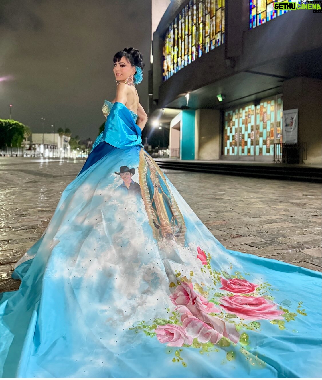 Maribel Guardia - 103K Likes - Virgen Santísima de Guadalupe,
Madre de amor y ternura infinita,
hoy acudimos a ti no solo por nosotros,
sino por todos tus hijos.

Intercede por la humanidad entera:
por los que sufren enfermedad y soledad,
por quienes viven en pobreza, miedo o injusticia,
por los que han perdido la fe y la esperanza.

Cuida a las familias, a los niños, a los jóvenes y a los ancianos.
Ilumina a quienes gobiernan y toman decisiones,
para que actúen con justicia, sabiduría y compasión.

Consuela a los afligidos,
fortalece a los débiles,
perdona a quienes han errado
y enséñanos a vivir como hermanos.

Virgen morenita, Madre de todos,
cúbrenos con tu manto
y llévanos de la mano hacia tu Hijo Jesucristo,
para que reine la paz, el amor y la unidad en el mundo. 🙏🏼