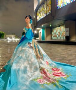 Maribel Guardia Instagram - Virgen Santísima de Guadalupe,
Madre de amor y ternura infinita,
hoy acudimos a ti no solo por nosotros,
sino por todos tus hijos.

Intercede por la humanidad entera:
por los que sufren enfermedad y soledad,
por quienes viven en pobreza, miedo o injusticia,
por los que han perdido la fe y la esperanza.

Cuida a las familias, a los niños, a los jóvenes y a los ancianos.
Ilumina a quienes gobiernan y toman decisiones,
para que actúen con justicia, sabiduría y compasión.

Consuela a los afligidos,
fortalece a los débiles,
perdona a quienes han errado
y enséñanos a vivir como hermanos.

Virgen morenita, Madre de todos,
cúbrenos con tu manto
y llévanos de la mano hacia tu Hijo Jesucristo,
para que reine la paz, el amor y la unidad en el mundo. 🙏🏼
