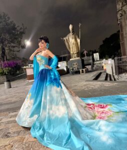 Maribel Guardia Instagram - Virgen Santísima de Guadalupe,
Madre de amor y ternura infinita,
hoy acudimos a ti no solo por nosotros,
sino por todos tus hijos.

Intercede por la humanidad entera:
por los que sufren enfermedad y soledad,
por quienes viven en pobreza, miedo o injusticia,
por los que han perdido la fe y la esperanza.

Cuida a las familias, a los niños, a los jóvenes y a los ancianos.
Ilumina a quienes gobiernan y toman decisiones,
para que actúen con justicia, sabiduría y compasión.

Consuela a los afligidos,
fortalece a los débiles,
perdona a quienes han errado
y enséñanos a vivir como hermanos.

Virgen morenita, Madre de todos,
cúbrenos con tu manto
y llévanos de la mano hacia tu Hijo Jesucristo,
para que reine la paz, el amor y la unidad en el mundo. 🙏🏼