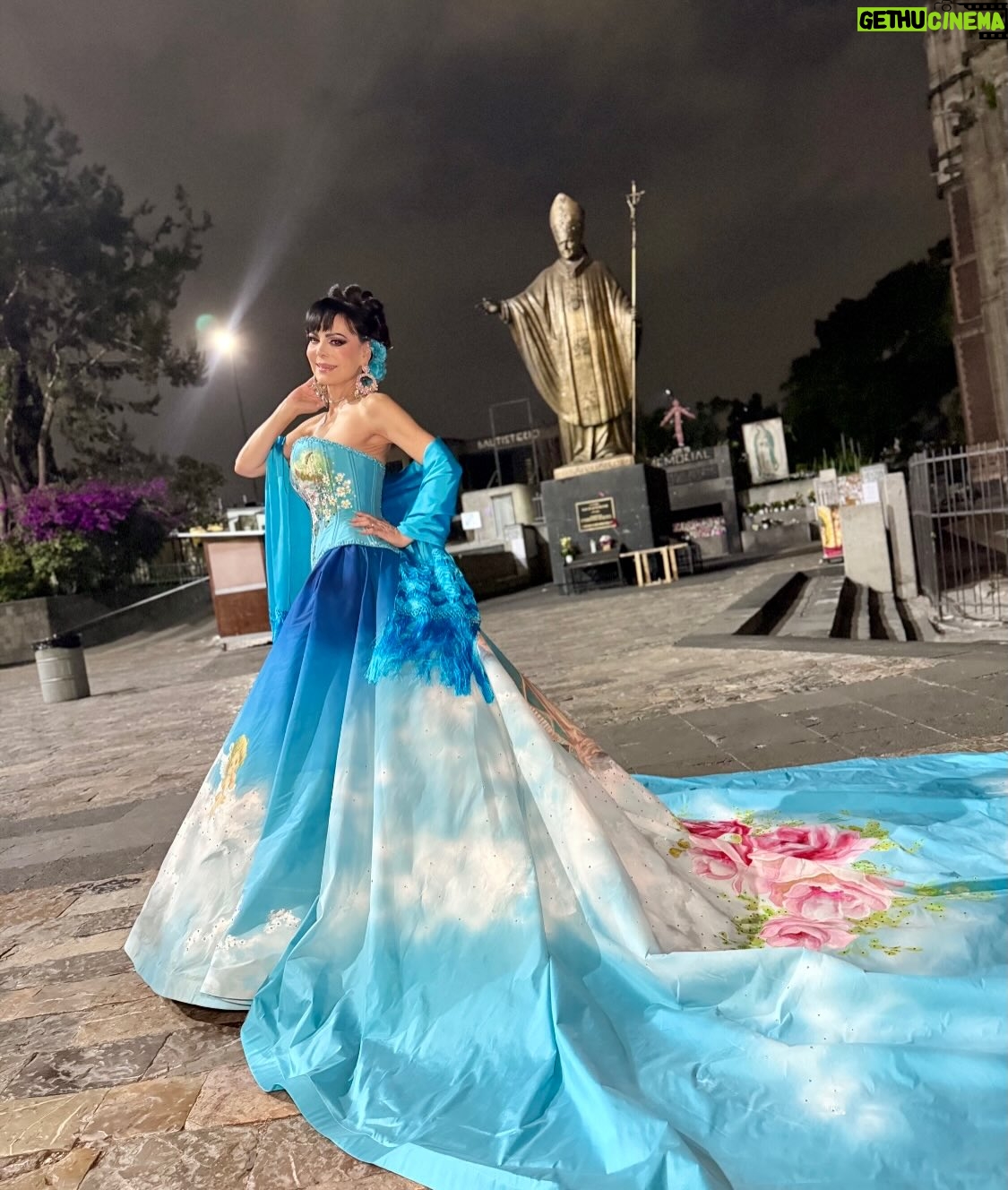 Maribel Guardia - 103K Likes - Virgen Santísima de Guadalupe,
Madre de amor y ternura infinita,
hoy acudimos a ti no solo por nosotros,
sino por todos tus hijos.

Intercede por la humanidad entera:
por los que sufren enfermedad y soledad,
por quienes viven en pobreza, miedo o injusticia,
por los que han perdido la fe y la esperanza.

Cuida a las familias, a los niños, a los jóvenes y a los ancianos.
Ilumina a quienes gobiernan y toman decisiones,
para que actúen con justicia, sabiduría y compasión.

Consuela a los afligidos,
fortalece a los débiles,
perdona a quienes han errado
y enséñanos a vivir como hermanos.

Virgen morenita, Madre de todos,
cúbrenos con tu manto
y llévanos de la mano hacia tu Hijo Jesucristo,
para que reine la paz, el amor y la unidad en el mundo. 🙏🏼