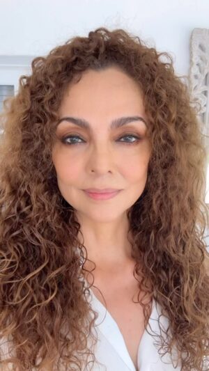 Maricela González Instagram - Un abrazo de agradecimiento a toda mi gente hermosa y en respuesta a sus preguntas, pues acá les va este vídeo. Fue un enorme placer haber podido representar ese personaje al que han querido y apoyado tanto. Gracias enormes a esos magníficos productores que mientras estuvieron, creyeron en este equipo y le dieron alas para volar tan alto. Ya nos volveremos a ver en el camino para seguir creando y compartiendo… ❤️ Y a tí, Luis Zelkowicz, la mente maestra de semejante hazaña, (más de 900 horas de creatividad y de éxito) aplauso de pie… 👏👏