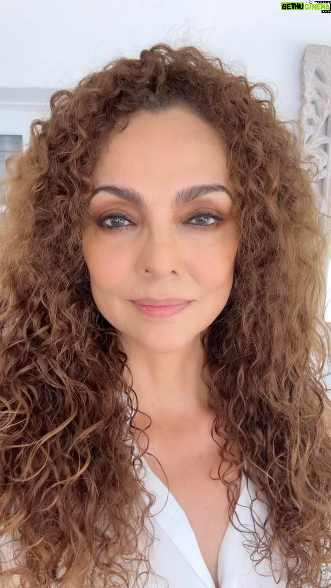Maricela González - 14.6K Likes - Un abrazo de agradecimiento a toda mi gente hermosa y en respuesta a sus preguntas, pues acá les va este vídeo. Fue un enorme placer haber podido representar ese personaje al que han querido y apoyado tanto. Gracias enormes a esos magníficos productores que mientras estuvieron, creyeron en este equipo y le dieron alas para volar tan alto. Ya nos volveremos a ver en el camino para seguir creando y compartiendo… ❤️ Y a tí, Luis Zelkowicz, la mente maestra de semejante hazaña, (más de 900 horas de creatividad y de éxito) aplauso de pie… 👏👏