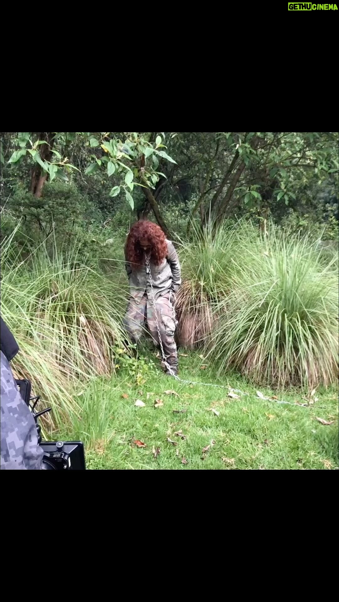 Maricela González - 8.5K Likes - Recuerdito de domingo… Y así, como ven la escena, tomó al menos cinco repeticiones para finalmente lograr que quedara. Yo quería irme muriendo pero hay que tener paciencia y entender a tus compañeros de trabajo. Terminé cayendo sobre ese arbusto, “que en el centro tenía un tronco que no imaginé” y zasss…  costilla, lesionada! El caminado por el dolor fue bien real… 😂 
.
.
.
.
#actriz #actrices #accion #accident #actingtips #actrice #havingfun #actingcoach #retiro #casting #training