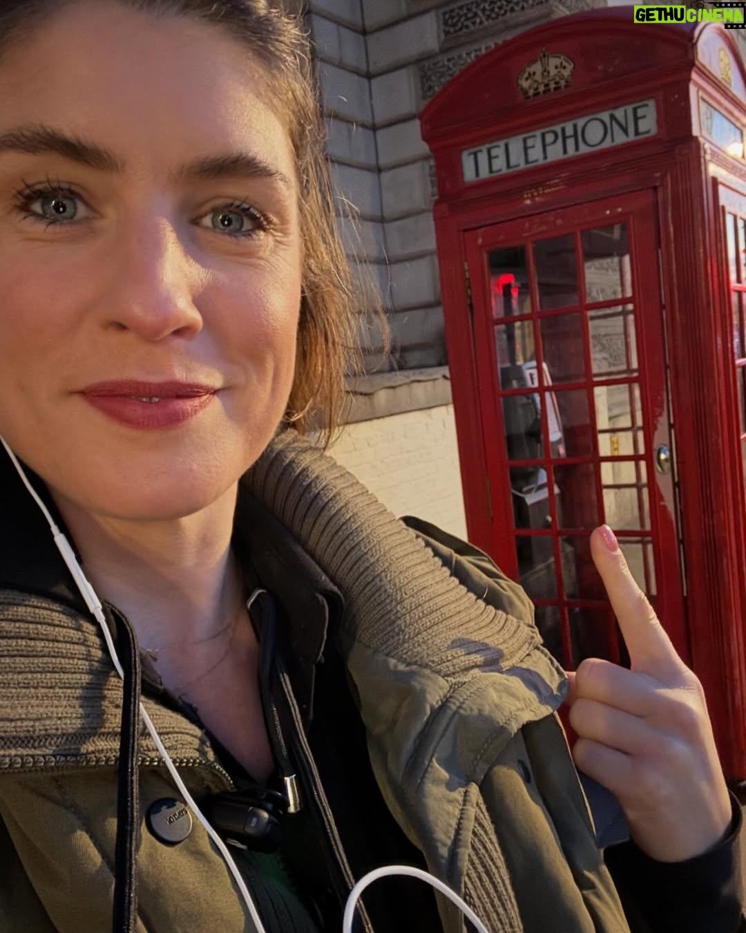 Marieke Elsinga - 12.6K Likes - Excursie naar Londen! 🇬🇧 #QescapeRoom 
Laatste foto: als je me als 12 jarige had verteld dat ik op de trappen zou zitten waar de Spice Girls de clip van Wannabe hebben opgenomen, had ik je nooit geloofd!