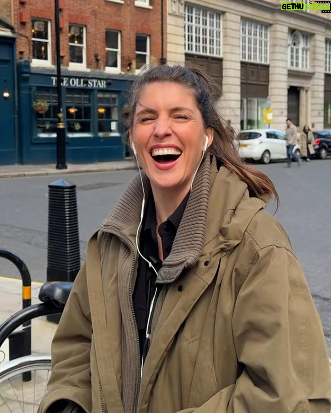 Marieke Elsinga - 12.6K Likes - Excursie naar Londen! 🇬🇧 #QescapeRoom 
Laatste foto: als je me als 12 jarige had verteld dat ik op de trappen zou zitten waar de Spice Girls de clip van Wannabe hebben opgenomen, had ik je nooit geloofd!
