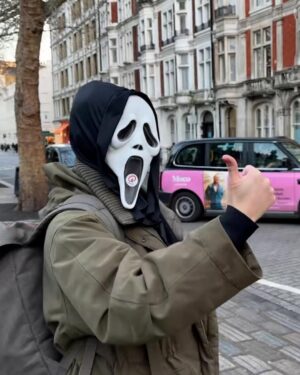 Marieke Elsinga Instagram - Excursie naar Londen! 🇬🇧 #QescapeRoom 
Laatste foto: als je me als 12 jarige had verteld dat ik op de trappen zou zitten waar de Spice Girls de clip van Wannabe hebben opgenomen, had ik je nooit geloofd!