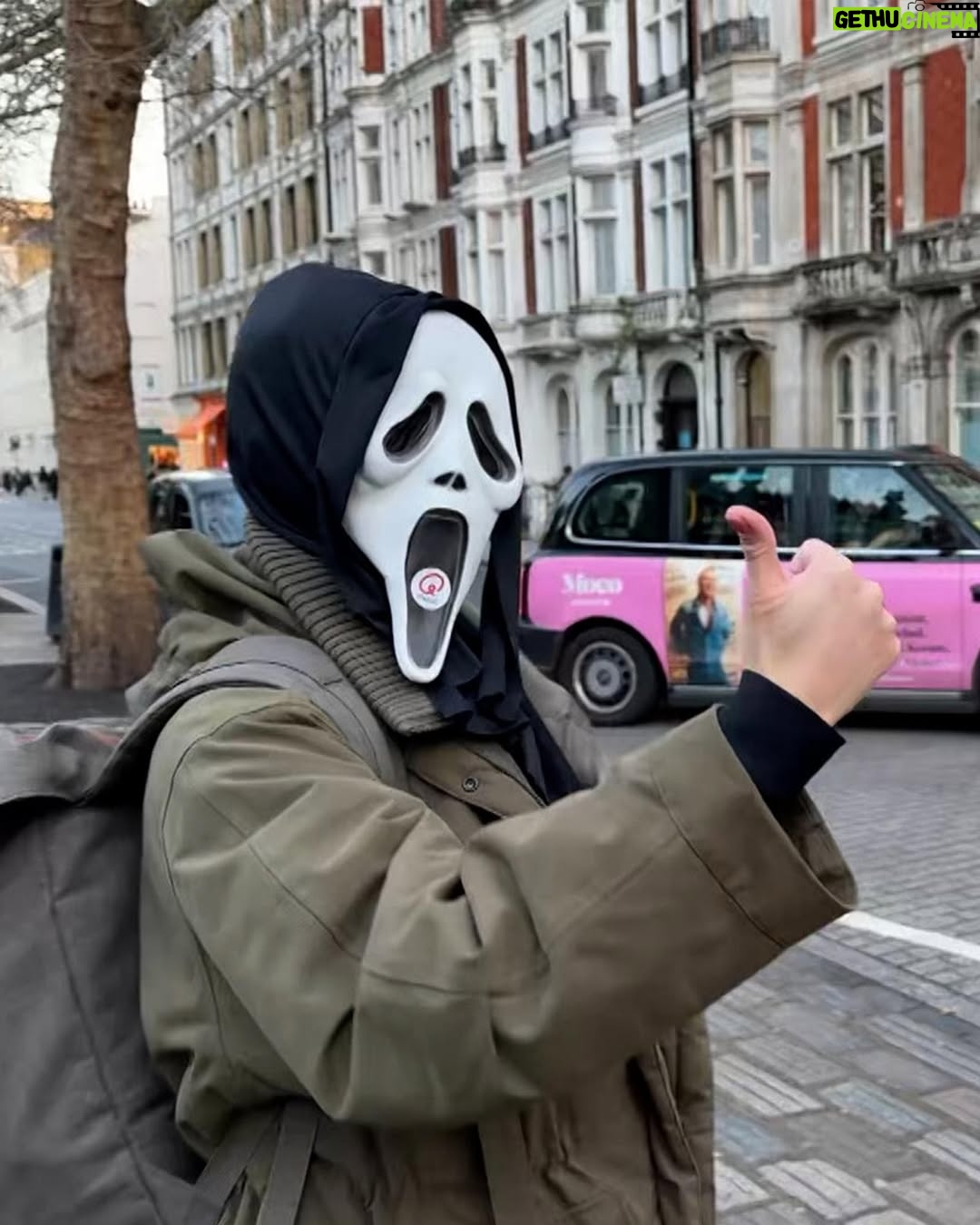 Marieke Elsinga - 12.6K Likes - Excursie naar Londen! 🇬🇧 #QescapeRoom 
Laatste foto: als je me als 12 jarige had verteld dat ik op de trappen zou zitten waar de Spice Girls de clip van Wannabe hebben opgenomen, had ik je nooit geloofd!