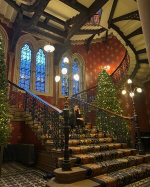 Marieke Elsinga Instagram - Excursie naar Londen! 🇬🇧 #QescapeRoom 
Laatste foto: als je me als 12 jarige had verteld dat ik op de trappen zou zitten waar de Spice Girls de clip van Wannabe hebben opgenomen, had ik je nooit geloofd!