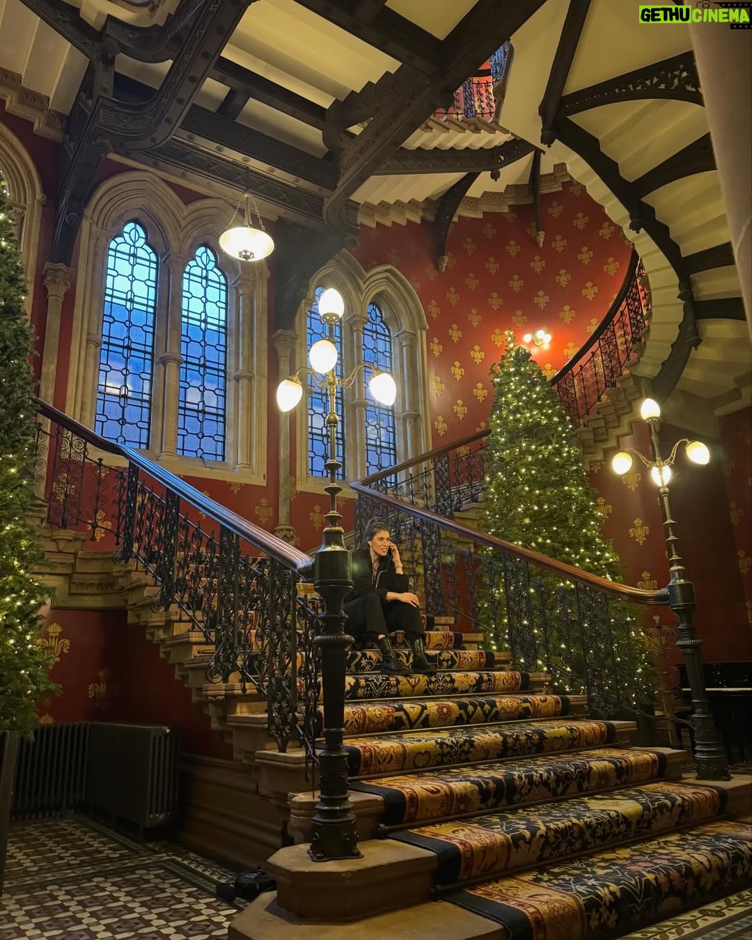 Marieke Elsinga - 12.6K Likes - Excursie naar Londen! 🇬🇧 #QescapeRoom 
Laatste foto: als je me als 12 jarige had verteld dat ik op de trappen zou zitten waar de Spice Girls de clip van Wannabe hebben opgenomen, had ik je nooit geloofd!