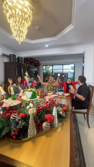 Mariela Viteri Instagram - @johntamusica y @nadia_mejia, estos talentosos chicos encendieron este capítulo de Bienvenida la Navidad ✨🎄

Y qué decir de @fabitomusic y el Papa Noel de @magicshowec, quienes nos llenaron diversión 🎅🎶

Además, nuestros paladares se deleitaron con el exquisito plato de @restaurantecentral593 🍽️

No te pierdas este capítulo en nuestro canal de YouTube MarielaTV
📌 Mañana a las 20h00

Gracias a nuestros patrocinadores por hacerlo posible:
@miraflores_ec @mccormick_ecuador @girasoli_ec @supanec @vitanemujer @kaliptomaxlavadoperfecto.ec @kalipto_casa_limpia @fernandez_ec @pycca @grandduval

#BienvenidaLaNavidad #NadiaMejía #MissUniverse #MarielaViteri #Entrevista #Navidad #Christmas #Johnta