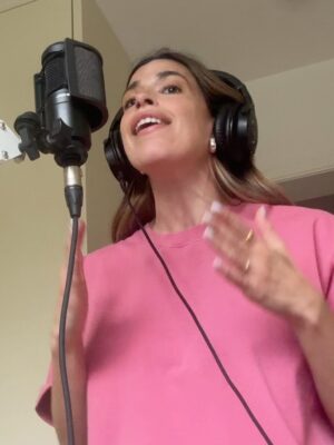 Marilou Instagram - Ce fut très… divertissant! 

Jouer à la chanteuse à voix, déguisée en caribou, en ayant deux petits trous de narines comme champ de vision 🙃🫎🤍