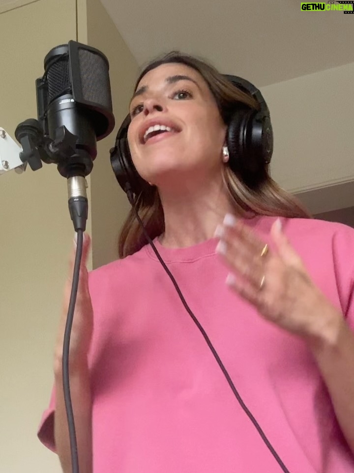 Marilou - 10.2K Likes - Ce fut très… divertissant! 

Jouer à la chanteuse à voix, déguisée en caribou, en ayant deux petits trous de narines comme champ de vision 🙃🫎🤍