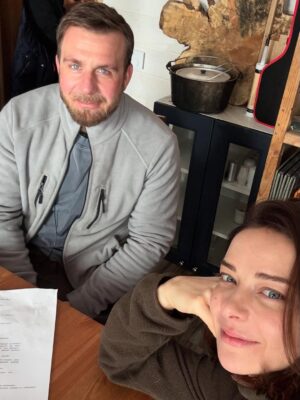 Marina Aleksandrova Instagram - *** 

“Москва…” встретилась со мной в июне 2024г, мы сидели за соседними столиками на премии АПКиТ и я болела за этих пацанов, “Слову” которых поверила вся страна, поверила и я…
В тот вечер они получили по заслугам, а я получила роль Ксюши, видимо, искренность с которой я радовалась пробило сердце серьезного пацана @verybestday и не менее серьезной девчонки @odolma …

Я росла четыре месяца в лице @tina_stojilkovic , мы создали чат и писали друг другу, кто то в будущее, кто то в прошлое, подмечали улыбки, родинки, делились советами, я просила не носить всё время Матвея на руках, иначе через 20 лет прийдется утро начинать с йоги, чтобы спина была в норме… так и произошло) 

Я повзрослела 26го ноября, в дневнике появилась заметка: «безумные пляски с уже подругами, порванная блузка и исчезающая улыбка Милоша в хоп-хей-лалалэй»… @juliatopolnitskaya  @lera_protivpravil  @bikovic 

Признаюсь, что уже в этот день моё сердце начало биться в вашем режиссерском ритме…Оля и Андрей Николаевич! (@odolma  @verybestday )

Вы дарите абсолютное актерское счастье, с вами я готова и с бородой и со слезами есть торт и забираться на все вершины, признаюсь, даже не читая сценария, но вы не пользуйтесь этим часто))) 
 
Бросайте меня в океан творческой свободы и смотрите, как я буду искать Гошину дрель или пуховик за гранью органики, я согласна) 

А всем остальным скажу наслаждайтесь нашей «Москвой…», пересматривайте и чувствуйте любовь, которой она пропитана!

Девочка Марина, 
которая верит, что искусство делает этот мир лучше и не верит слезам! 

С любовью, к лучшему городу и нашему проекту! 

8я серия «Москва слезам не верит, всё только начинается»  уже на @itsmore.tv 

P.S. видео в конце, будет в мой тг🤍