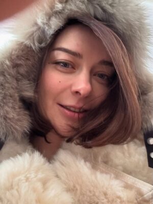 Marina Aleksandrova Instagram - *** 

“Москва…” встретилась со мной в июне 2024г, мы сидели за соседними столиками на премии АПКиТ и я болела за этих пацанов, “Слову” которых поверила вся страна, поверила и я…
В тот вечер они получили по заслугам, а я получила роль Ксюши, видимо, искренность с которой я радовалась пробило сердце серьезного пацана @verybestday и не менее серьезной девчонки @odolma …

Я росла четыре месяца в лице @tina_stojilkovic , мы создали чат и писали друг другу, кто то в будущее, кто то в прошлое, подмечали улыбки, родинки, делились советами, я просила не носить всё время Матвея на руках, иначе через 20 лет прийдется утро начинать с йоги, чтобы спина была в норме… так и произошло) 

Я повзрослела 26го ноября, в дневнике появилась заметка: «безумные пляски с уже подругами, порванная блузка и исчезающая улыбка Милоша в хоп-хей-лалалэй»… @juliatopolnitskaya  @lera_protivpravil  @bikovic 

Признаюсь, что уже в этот день моё сердце начало биться в вашем режиссерском ритме…Оля и Андрей Николаевич! (@odolma  @verybestday )

Вы дарите абсолютное актерское счастье, с вами я готова и с бородой и со слезами есть торт и забираться на все вершины, признаюсь, даже не читая сценария, но вы не пользуйтесь этим часто))) 
 
Бросайте меня в океан творческой свободы и смотрите, как я буду искать Гошину дрель или пуховик за гранью органики, я согласна) 

А всем остальным скажу наслаждайтесь нашей «Москвой…», пересматривайте и чувствуйте любовь, которой она пропитана!

Девочка Марина, 
которая верит, что искусство делает этот мир лучше и не верит слезам! 

С любовью, к лучшему городу и нашему проекту! 

8я серия «Москва слезам не верит, всё только начинается»  уже на @itsmore.tv 

P.S. видео в конце, будет в мой тг🤍