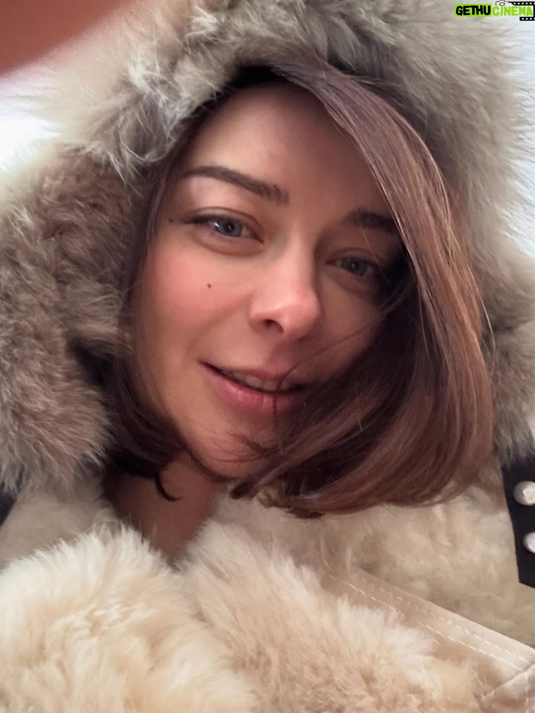 Marina Aleksandrova - 38.6K Likes - *** 

“Москва…” встретилась со мной в июне 2024г, мы сидели за соседними столиками на премии АПКиТ и я болела за этих пацанов, “Слову” которых поверила вся страна, поверила и я…
В тот вечер они получили по заслугам, а я получила роль Ксюши, видимо, искренность с которой я радовалась пробило сердце серьезного пацана @verybestday и не менее серьезной девчонки @odolma …

Я росла четыре месяца в лице @tina_stojilkovic , мы создали чат и писали друг другу, кто то в будущее, кто то в прошлое, подмечали улыбки, родинки, делились советами, я просила не носить всё время Матвея на руках, иначе через 20 лет прийдется утро начинать с йоги, чтобы спина была в норме… так и произошло) 

Я повзрослела 26го ноября, в дневнике появилась заметка: «безумные пляски с уже подругами, порванная блузка и исчезающая улыбка Милоша в хоп-хей-лалалэй»… @juliatopolnitskaya  @lera_protivpravil  @bikovic 

Признаюсь, что уже в этот день моё сердце начало биться в вашем режиссерском ритме…Оля и Андрей Николаевич! (@odolma  @verybestday )

Вы дарите абсолютное актерское счастье, с вами я готова и с бородой и со слезами есть торт и забираться на все вершины, признаюсь, даже не читая сценария, но вы не пользуйтесь этим часто))) 
 
Бросайте меня в океан творческой свободы и смотрите, как я буду искать Гошину дрель или пуховик за гранью органики, я согласна) 

А всем остальным скажу наслаждайтесь нашей «Москвой…», пересматривайте и чувствуйте любовь, которой она пропитана!

Девочка Марина, 
которая верит, что искусство делает этот мир лучше и не верит слезам! 

С любовью, к лучшему городу и нашему проекту! 

8я серия «Москва слезам не верит, всё только начинается»  уже на @itsmore.tv 

P.S. видео в конце, будет в мой тг🤍