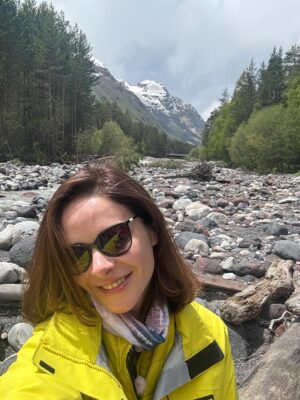 Marina Aleksandrova Instagram - *** 

“Москва…” встретилась со мной в июне 2024г, мы сидели за соседними столиками на премии АПКиТ и я болела за этих пацанов, “Слову” которых поверила вся страна, поверила и я…
В тот вечер они получили по заслугам, а я получила роль Ксюши, видимо, искренность с которой я радовалась пробило сердце серьезного пацана @verybestday и не менее серьезной девчонки @odolma …

Я росла четыре месяца в лице @tina_stojilkovic , мы создали чат и писали друг другу, кто то в будущее, кто то в прошлое, подмечали улыбки, родинки, делились советами, я просила не носить всё время Матвея на руках, иначе через 20 лет прийдется утро начинать с йоги, чтобы спина была в норме… так и произошло) 

Я повзрослела 26го ноября, в дневнике появилась заметка: «безумные пляски с уже подругами, порванная блузка и исчезающая улыбка Милоша в хоп-хей-лалалэй»… @juliatopolnitskaya  @lera_protivpravil  @bikovic 

Признаюсь, что уже в этот день моё сердце начало биться в вашем режиссерском ритме…Оля и Андрей Николаевич! (@odolma  @verybestday )

Вы дарите абсолютное актерское счастье, с вами я готова и с бородой и со слезами есть торт и забираться на все вершины, признаюсь, даже не читая сценария, но вы не пользуйтесь этим часто))) 
 
Бросайте меня в океан творческой свободы и смотрите, как я буду искать Гошину дрель или пуховик за гранью органики, я согласна) 

А всем остальным скажу наслаждайтесь нашей «Москвой…», пересматривайте и чувствуйте любовь, которой она пропитана!

Девочка Марина, 
которая верит, что искусство делает этот мир лучше и не верит слезам! 

С любовью, к лучшему городу и нашему проекту! 

8я серия «Москва слезам не верит, всё только начинается»  уже на @itsmore.tv 

P.S. видео в конце, будет в мой тг🤍