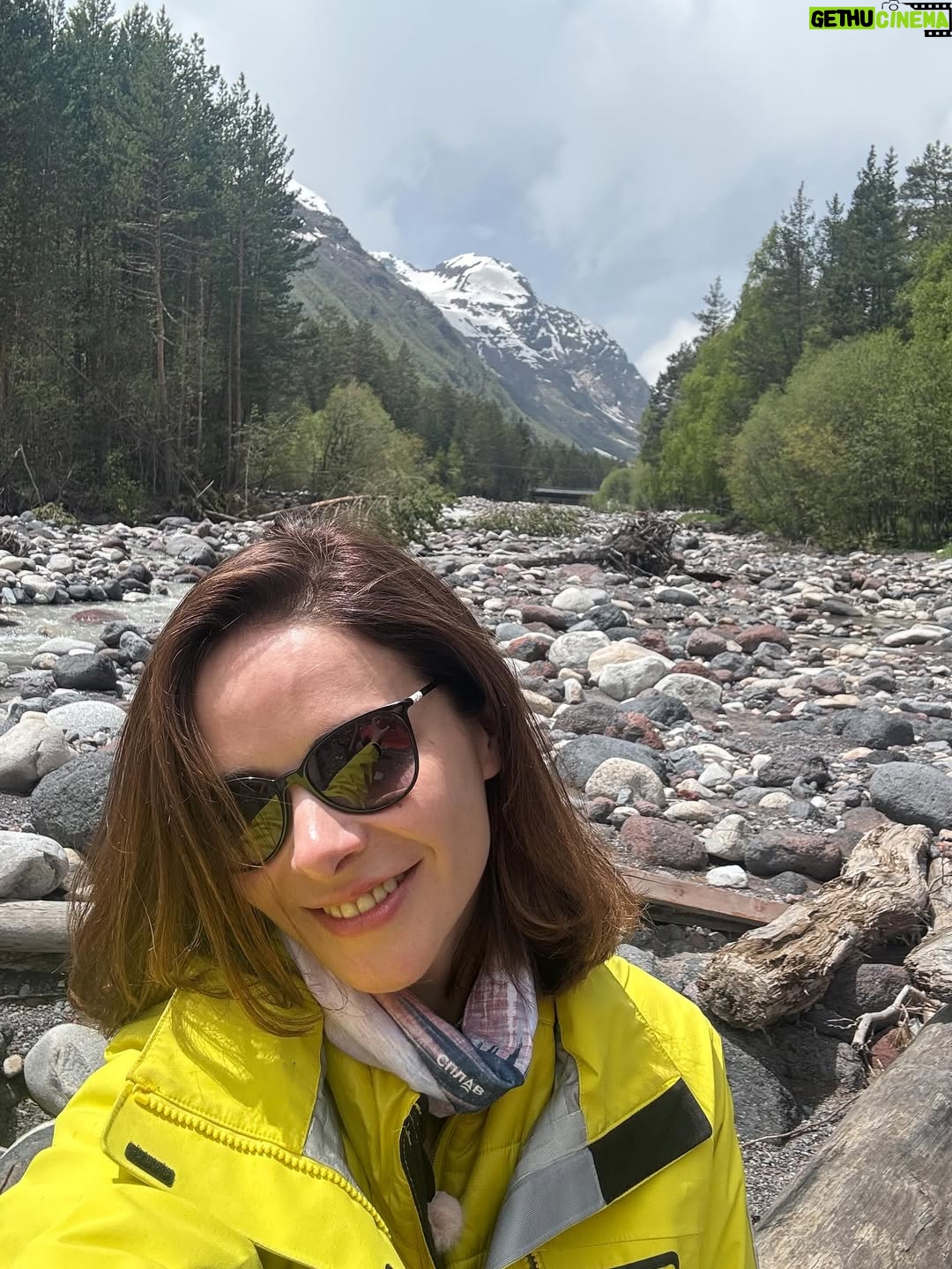 Marina Aleksandrova - 38.6K Likes - *** 

“Москва…” встретилась со мной в июне 2024г, мы сидели за соседними столиками на премии АПКиТ и я болела за этих пацанов, “Слову” которых поверила вся страна, поверила и я…
В тот вечер они получили по заслугам, а я получила роль Ксюши, видимо, искренность с которой я радовалась пробило сердце серьезного пацана @verybestday и не менее серьезной девчонки @odolma …

Я росла четыре месяца в лице @tina_stojilkovic , мы создали чат и писали друг другу, кто то в будущее, кто то в прошлое, подмечали улыбки, родинки, делились советами, я просила не носить всё время Матвея на руках, иначе через 20 лет прийдется утро начинать с йоги, чтобы спина была в норме… так и произошло) 

Я повзрослела 26го ноября, в дневнике появилась заметка: «безумные пляски с уже подругами, порванная блузка и исчезающая улыбка Милоша в хоп-хей-лалалэй»… @juliatopolnitskaya  @lera_protivpravil  @bikovic 

Признаюсь, что уже в этот день моё сердце начало биться в вашем режиссерском ритме…Оля и Андрей Николаевич! (@odolma  @verybestday )

Вы дарите абсолютное актерское счастье, с вами я готова и с бородой и со слезами есть торт и забираться на все вершины, признаюсь, даже не читая сценария, но вы не пользуйтесь этим часто))) 
 
Бросайте меня в океан творческой свободы и смотрите, как я буду искать Гошину дрель или пуховик за гранью органики, я согласна) 

А всем остальным скажу наслаждайтесь нашей «Москвой…», пересматривайте и чувствуйте любовь, которой она пропитана!

Девочка Марина, 
которая верит, что искусство делает этот мир лучше и не верит слезам! 

С любовью, к лучшему городу и нашему проекту! 

8я серия «Москва слезам не верит, всё только начинается»  уже на @itsmore.tv 

P.S. видео в конце, будет в мой тг🤍
