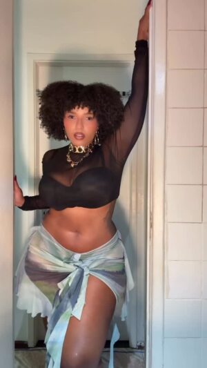 Marina Gregory Instagram - Quanto tempo eu não aparece fazendo dancinha aqui né? Só a @tyla 
Partiu @bailedomse ? I’m readyyyyy