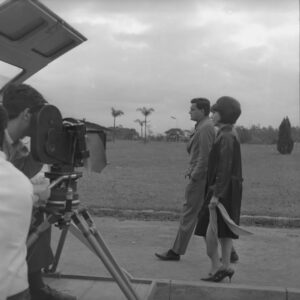 Marina Person Instagram - Feliz demais que amanhã, no Rio, repetiremos esse encontro. Walter Salles e eu vamos conversar sobre São Paulo Sociedade Anônima, depois da exibição.
Essa foto foi da época em que o filme foi lançado em DVD. Agora é pra falar da cópia restaurada pela Film Foundation em colaboração com a @cinemateca.brasileira e a Cineteca de Bologna.
Pra quem não conseguir ir amanhã, abrimos uma sessão extra no Sábado, às 11h, no Estação Net Rio.
#tbt #saopaulosa #saopaulosociedadeanonima