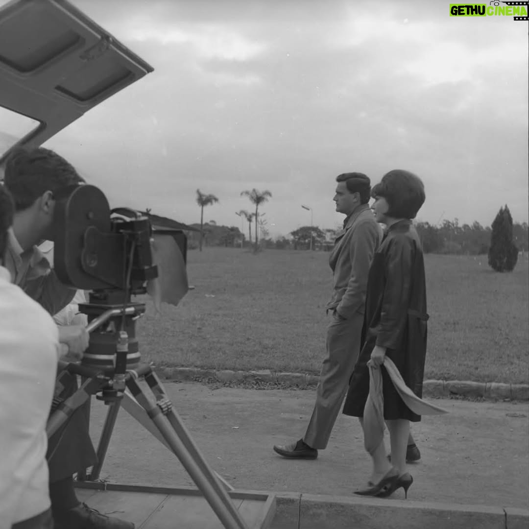 Marina Person - 3.6K Likes - Feliz demais que amanhã, no Rio, repetiremos esse encontro. Walter Salles e eu vamos conversar sobre São Paulo Sociedade Anônima, depois da exibição.
Essa foto foi da época em que o filme foi lançado em DVD. Agora é pra falar da cópia restaurada pela Film Foundation em colaboração com a @cinemateca.brasileira e a Cineteca de Bologna.
Pra quem não conseguir ir amanhã, abrimos uma sessão extra no Sábado, às 11h, no Estação Net Rio.
#tbt #saopaulosa #saopaulosociedadeanonima