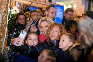 Marine Le Pen Instagram - Quel immense bonheur pour moi d’être ce soir au marché de Noël d’Hénin-Beaumont, qui d’année en année, connaît une fréquentation grandissante.

Bravo à Steeve Briois pour cet immense succès et merci au Père Noël d’être présent ce soir ! 😉