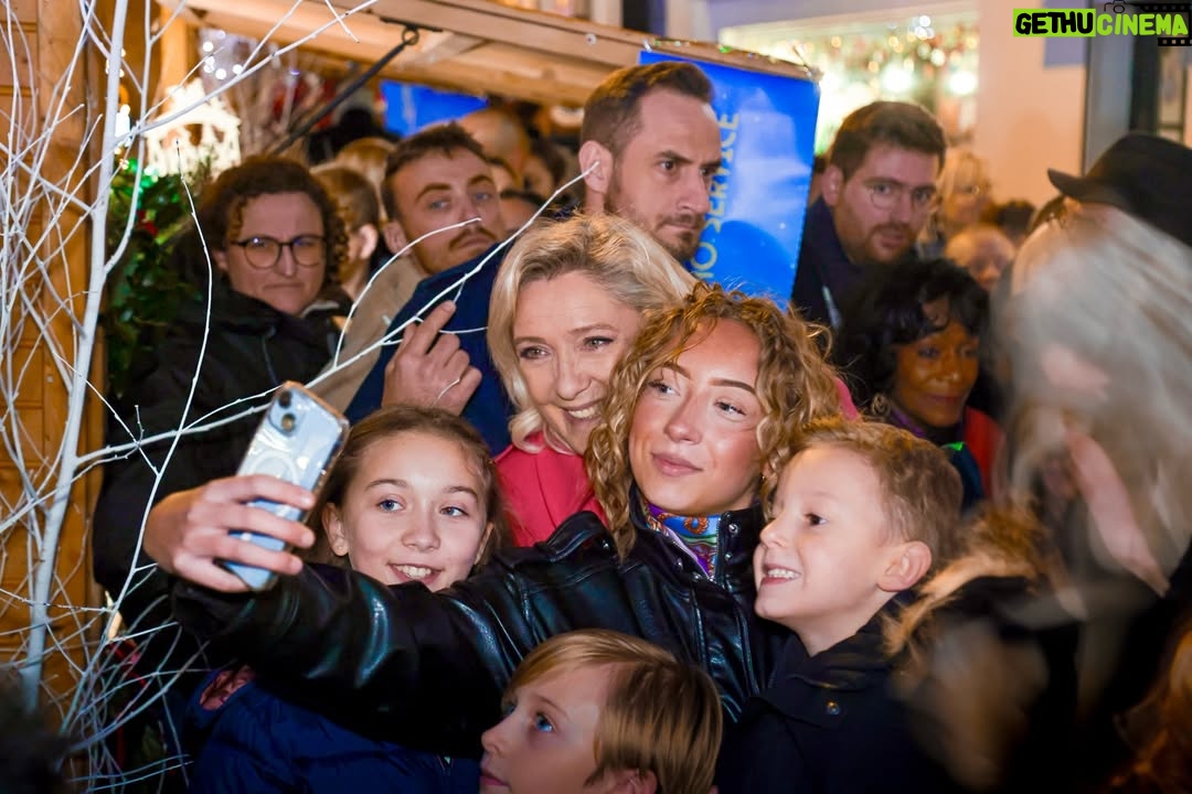 Marine Le Pen - 47K Likes - Quel immense bonheur pour moi d’être ce soir au marché de Noël d’Hénin-Beaumont, qui d’année en année, connaît une fréquentation grandissante.

Bravo à Steeve Briois pour cet immense succès et merci au Père Noël d’être présent ce soir ! 😉