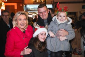 Marine Le Pen Instagram - Quel immense bonheur pour moi d’être ce soir au marché de Noël d’Hénin-Beaumont, qui d’année en année, connaît une fréquentation grandissante.

Bravo à Steeve Briois pour cet immense succès et merci au Père Noël d’être présent ce soir ! 😉