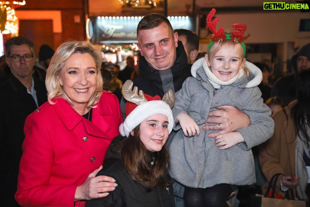 Marine Le Pen - 47K Likes - Quel immense bonheur pour moi d’être ce soir au marché de Noël d’Hénin-Beaumont, qui d’année en année, connaît une fréquentation grandissante.

Bravo à Steeve Briois pour cet immense succès et merci au Père Noël d’être présent ce soir ! 😉