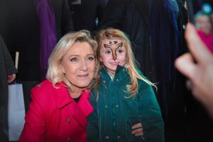 Marine Le Pen Instagram - Quel immense bonheur pour moi d’être ce soir au marché de Noël d’Hénin-Beaumont, qui d’année en année, connaît une fréquentation grandissante.

Bravo à Steeve Briois pour cet immense succès et merci au Père Noël d’être présent ce soir ! 😉