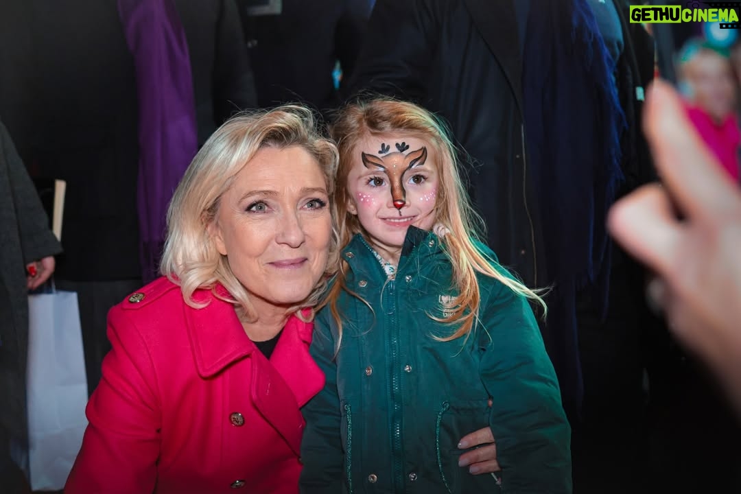 Marine Le Pen - 47K Likes - Quel immense bonheur pour moi d’être ce soir au marché de Noël d’Hénin-Beaumont, qui d’année en année, connaît une fréquentation grandissante.

Bravo à Steeve Briois pour cet immense succès et merci au Père Noël d’être présent ce soir ! 😉