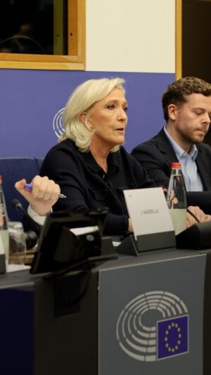 Marine Le Pen Instagram - En France, tout fout le camp ! Notre pays va très mal, tout s’effondre : notre système de protection sociale, notre économie, notre diplomatie, notre école, notre système de santé...