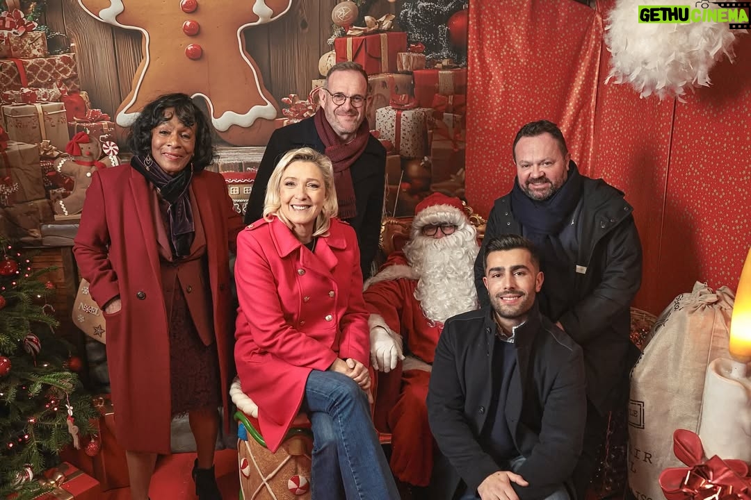 Marine Le Pen - 47K Likes - Quel immense bonheur pour moi d’être ce soir au marché de Noël d’Hénin-Beaumont, qui d’année en année, connaît une fréquentation grandissante.

Bravo à Steeve Briois pour cet immense succès et merci au Père Noël d’être présent ce soir ! 😉