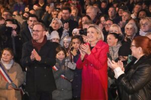 Marine Le Pen Instagram - Quel immense bonheur pour moi d’être ce soir au marché de Noël d’Hénin-Beaumont, qui d’année en année, connaît une fréquentation grandissante.

Bravo à Steeve Briois pour cet immense succès et merci au Père Noël d’être présent ce soir ! 😉