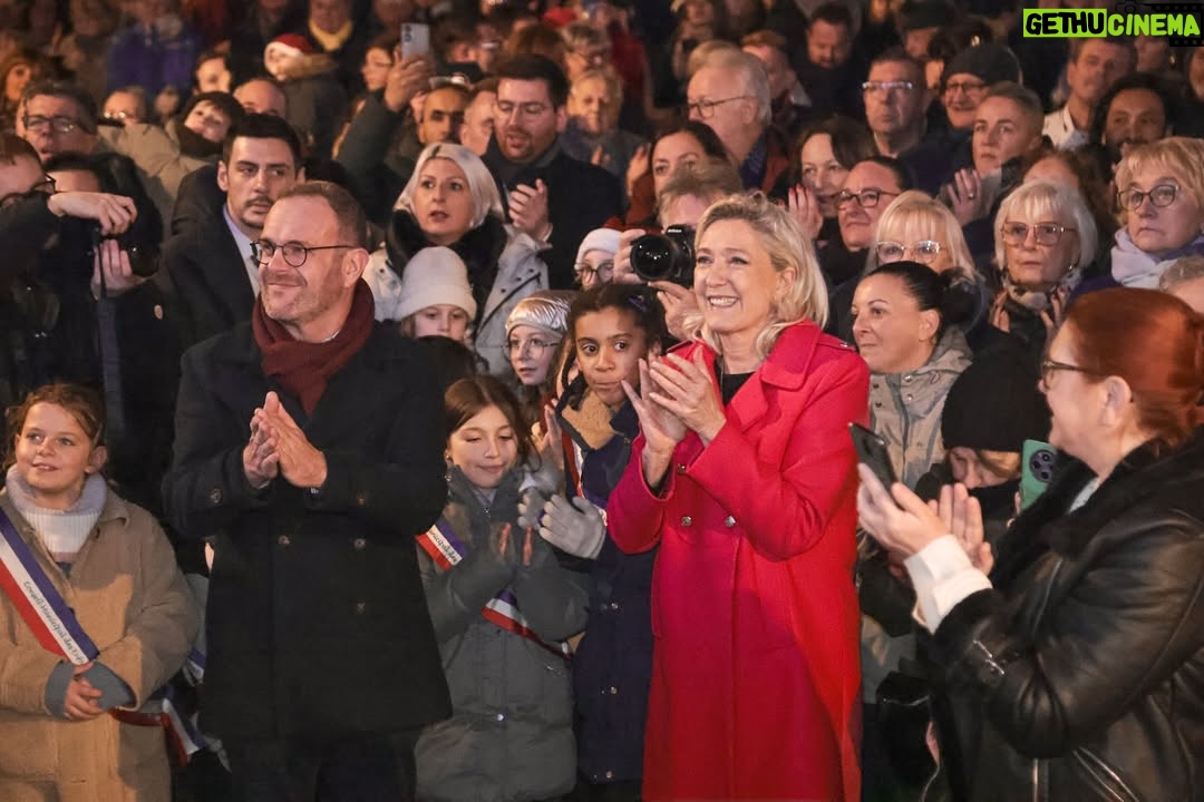 Marine Le Pen - 47K Likes - Quel immense bonheur pour moi d’être ce soir au marché de Noël d’Hénin-Beaumont, qui d’année en année, connaît une fréquentation grandissante.

Bravo à Steeve Briois pour cet immense succès et merci au Père Noël d’être présent ce soir ! 😉