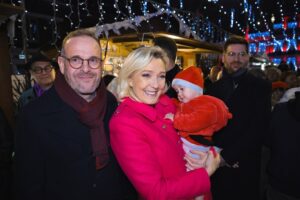 Marine Le Pen Instagram - Quel immense bonheur pour moi d’être ce soir au marché de Noël d’Hénin-Beaumont, qui d’année en année, connaît une fréquentation grandissante.

Bravo à Steeve Briois pour cet immense succès et merci au Père Noël d’être présent ce soir ! 😉