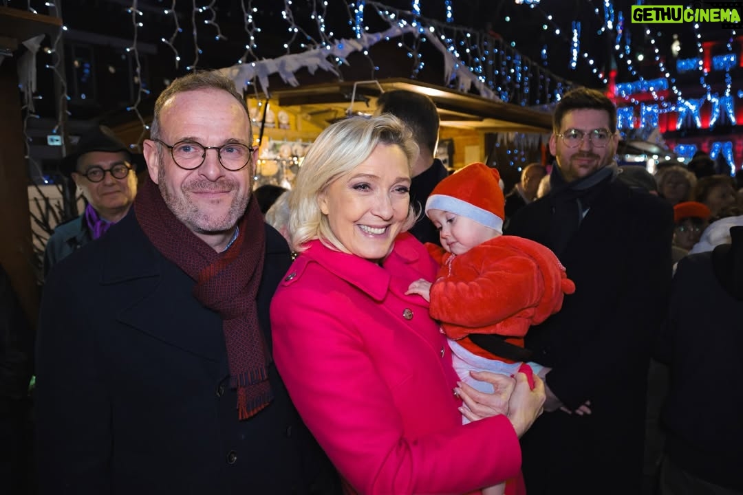 Marine Le Pen - 47K Likes - Quel immense bonheur pour moi d’être ce soir au marché de Noël d’Hénin-Beaumont, qui d’année en année, connaît une fréquentation grandissante.

Bravo à Steeve Briois pour cet immense succès et merci au Père Noël d’être présent ce soir ! 😉