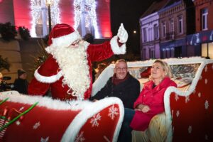 Marine Le Pen Instagram - Quel immense bonheur pour moi d’être ce soir au marché de Noël d’Hénin-Beaumont, qui d’année en année, connaît une fréquentation grandissante.

Bravo à Steeve Briois pour cet immense succès et merci au Père Noël d’être présent ce soir ! 😉