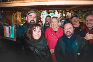 Marine Le Pen Instagram - Quel immense bonheur pour moi d’être ce soir au marché de Noël d’Hénin-Beaumont, qui d’année en année, connaît une fréquentation grandissante.

Bravo à Steeve Briois pour cet immense succès et merci au Père Noël d’être présent ce soir ! 😉