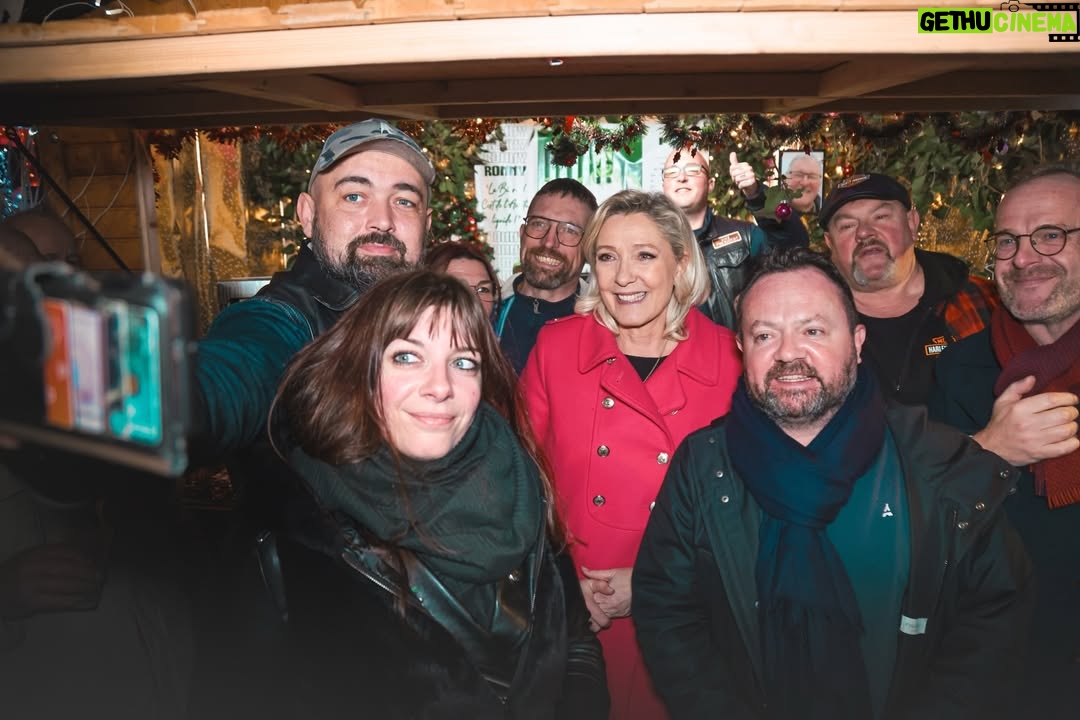 Marine Le Pen - 47K Likes - Quel immense bonheur pour moi d’être ce soir au marché de Noël d’Hénin-Beaumont, qui d’année en année, connaît une fréquentation grandissante.

Bravo à Steeve Briois pour cet immense succès et merci au Père Noël d’être présent ce soir ! 😉