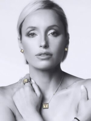 Marisa Cruz Instagram - Uma das imagens de campanha da linha de jóias que lancei há uns anos no Porto no Palácio do Freixo

“Marisa Cruz Luxury Jewelry” 

#tbt2012