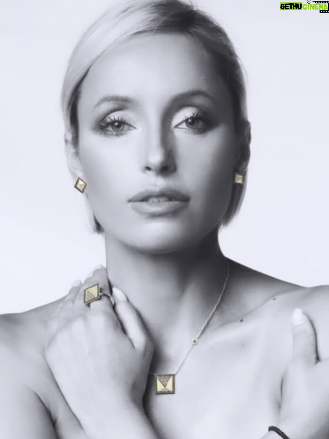 Marisa Cruz - 2.8K Likes - Uma das imagens de campanha da linha de jóias que lancei há uns anos no Porto no Palácio do Freixo

“Marisa Cruz Luxury Jewelry” 

#tbt2012