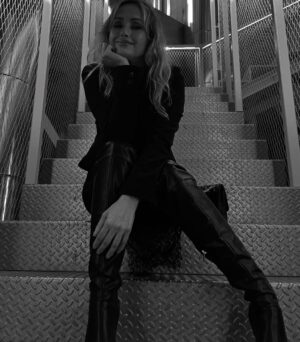 Marisa Cruz Instagram - “Mio Cristo in diamante
Ti porto, ti porto sempre
Sempre, ti porto sempre
Ti porto, ti porto sempre
Sempre
Sempre”

@rosalia.vt  LUX
Boa semana 💫