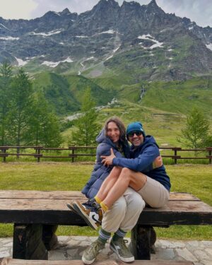 Marisa Passera Instagram - Nero amore mio bambino che sono tua zia ma tu sei mio figlio, per la prima volta siamo stati da soli due settimane ad alto rischio di zuffa di gatti perché siamo identici in sensibilità e fuochi d’artificio . Sono orgogliosa di te e un pochino di me perché è stato tutto come dici tu clamoroso ( mi lavo i denti una volta al giorno quindi quella volta deve essere clamorosa , mi hai spiegato )  grazie a tutte le persone che hanno capito che clamoroso sei tu , al Vic che è mio fratello e si è deciso che fosse genitore uno per i suoi muscoli d’acciaio e alla sua anima d’oro e alla sua mamma Roby sempre tua complice ( lei strepitosa ❤️) grazie a Otis il tuo migliore amico , a Giuggi e Sabri per esserti state famiglia , a ogni gatto a ogni cane che si è fatto accarezzare . Grazie alla volpe che per fortuna è scappata e non si è  fatta abbracciare . Grazie a Cervinia tutta per la sua per la sua ospitalità , ora è diventata il posto anche del tuo cuore 💚
