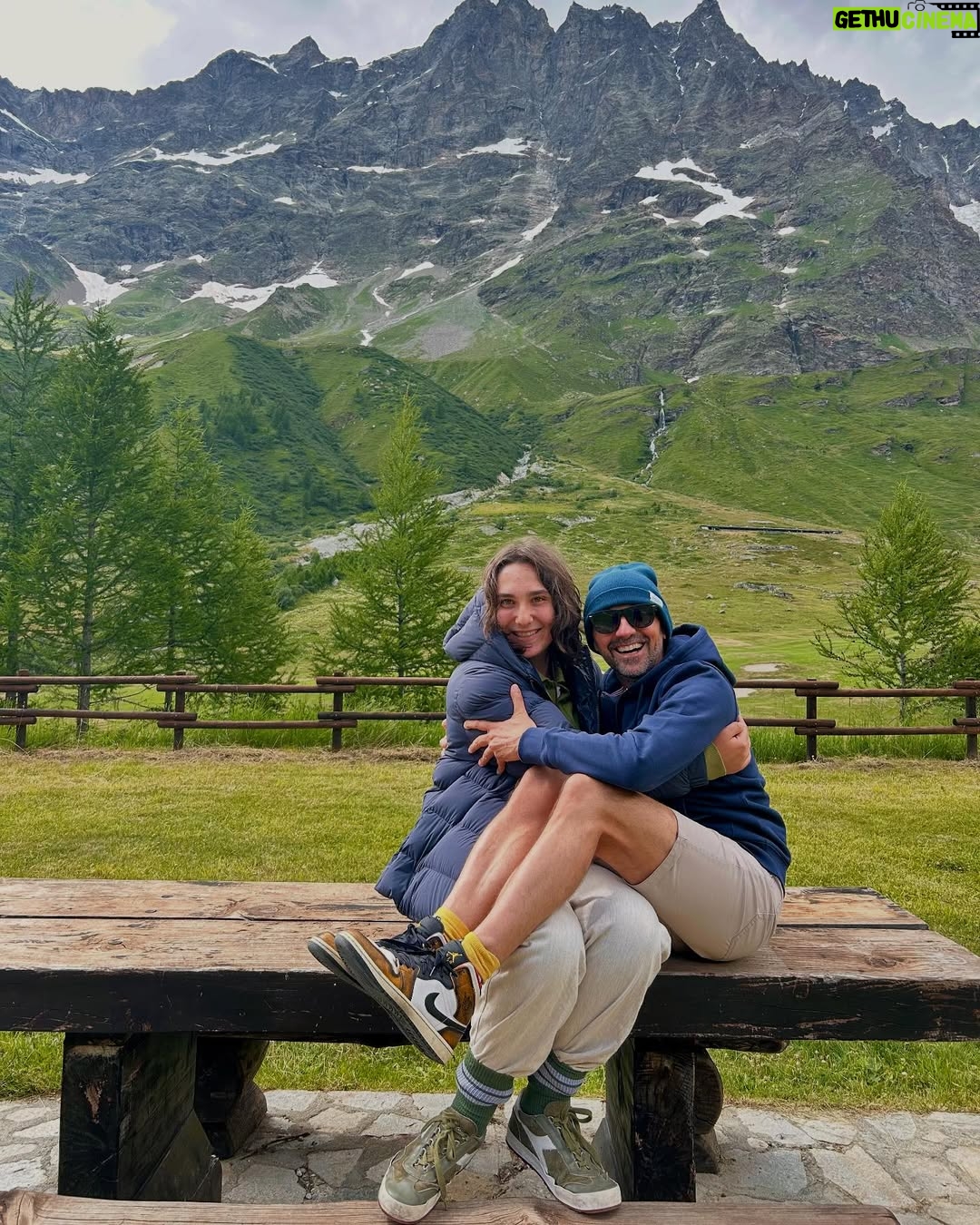 Marisa Passera - 10K Likes - Nero amore mio bambino che sono tua zia ma tu sei mio figlio, per la prima volta siamo stati da soli due settimane ad alto rischio di zuffa di gatti perché siamo identici in sensibilità e fuochi d’artificio . Sono orgogliosa di te e un pochino di me perché è stato tutto come dici tu clamoroso ( mi lavo i denti una volta al giorno quindi quella volta deve essere clamorosa , mi hai spiegato )  grazie a tutte le persone che hanno capito che clamoroso sei tu , al Vic che è mio fratello e si è deciso che fosse genitore uno per i suoi muscoli d’acciaio e alla sua anima d’oro e alla sua mamma Roby sempre tua complice ( lei strepitosa ❤️) grazie a Otis il tuo migliore amico , a Giuggi e Sabri per esserti state famiglia , a ogni gatto a ogni cane che si è fatto accarezzare . Grazie alla volpe che per fortuna è scappata e non si è  fatta abbracciare . Grazie a Cervinia tutta per la sua per la sua ospitalità , ora è diventata il posto anche del tuo cuore 💚