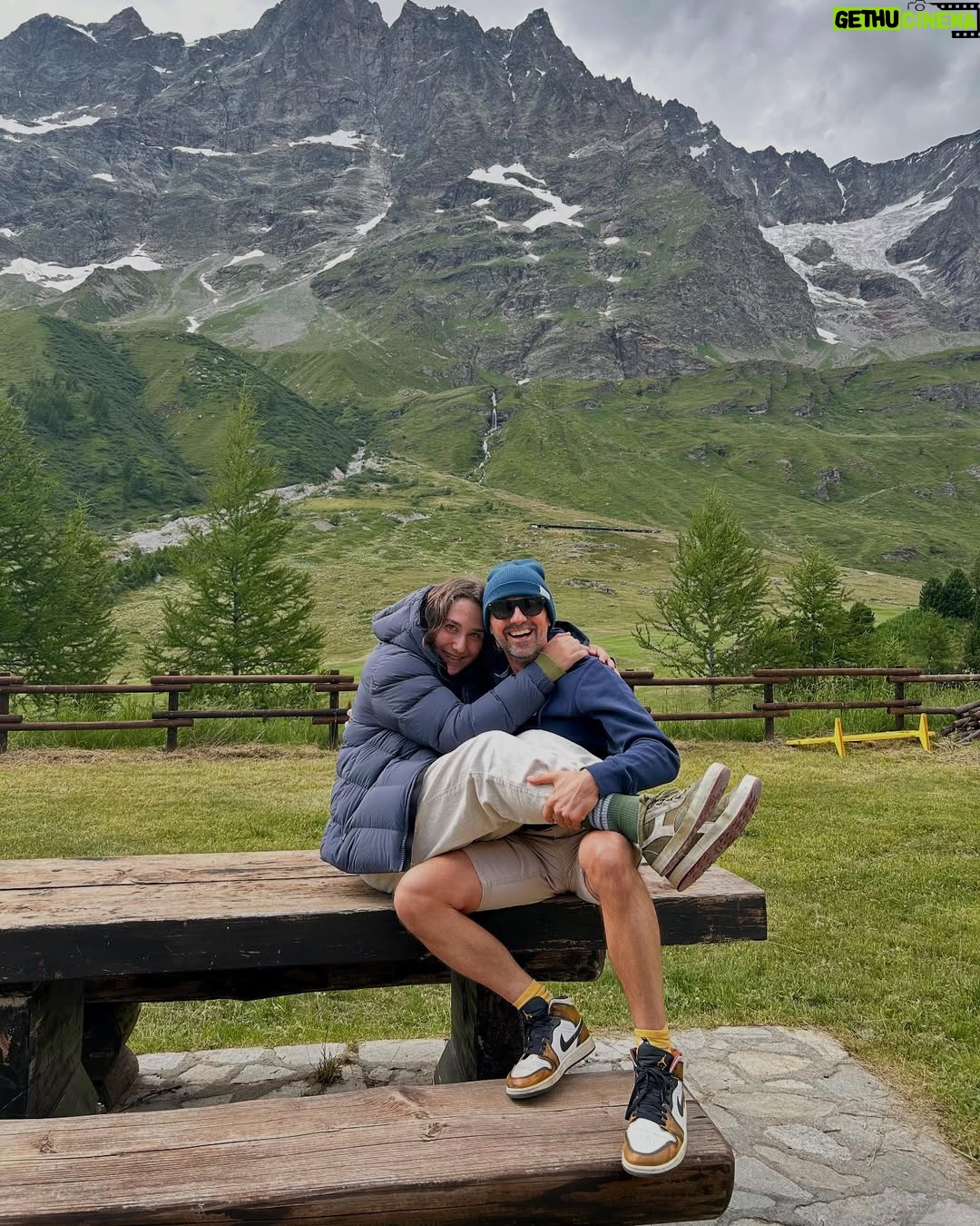Marisa Passera - 10K Likes - Nero amore mio bambino che sono tua zia ma tu sei mio figlio, per la prima volta siamo stati da soli due settimane ad alto rischio di zuffa di gatti perché siamo identici in sensibilità e fuochi d’artificio . Sono orgogliosa di te e un pochino di me perché è stato tutto come dici tu clamoroso ( mi lavo i denti una volta al giorno quindi quella volta deve essere clamorosa , mi hai spiegato )  grazie a tutte le persone che hanno capito che clamoroso sei tu , al Vic che è mio fratello e si è deciso che fosse genitore uno per i suoi muscoli d’acciaio e alla sua anima d’oro e alla sua mamma Roby sempre tua complice ( lei strepitosa ❤️) grazie a Otis il tuo migliore amico , a Giuggi e Sabri per esserti state famiglia , a ogni gatto a ogni cane che si è fatto accarezzare . Grazie alla volpe che per fortuna è scappata e non si è  fatta abbracciare . Grazie a Cervinia tutta per la sua per la sua ospitalità , ora è diventata il posto anche del tuo cuore 💚
