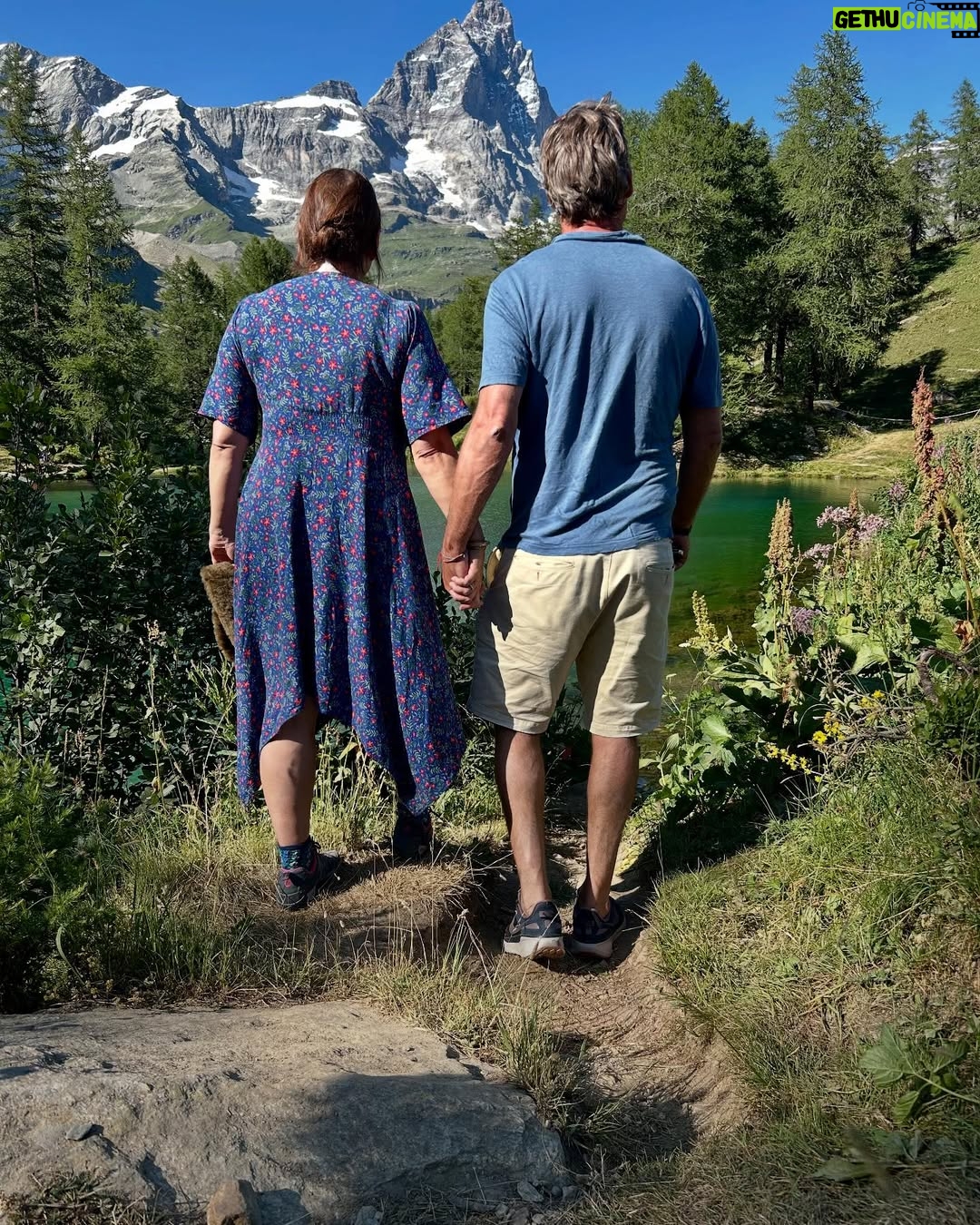Marisa Passera - 10K Likes - Nero amore mio bambino che sono tua zia ma tu sei mio figlio, per la prima volta siamo stati da soli due settimane ad alto rischio di zuffa di gatti perché siamo identici in sensibilità e fuochi d’artificio . Sono orgogliosa di te e un pochino di me perché è stato tutto come dici tu clamoroso ( mi lavo i denti una volta al giorno quindi quella volta deve essere clamorosa , mi hai spiegato )  grazie a tutte le persone che hanno capito che clamoroso sei tu , al Vic che è mio fratello e si è deciso che fosse genitore uno per i suoi muscoli d’acciaio e alla sua anima d’oro e alla sua mamma Roby sempre tua complice ( lei strepitosa ❤️) grazie a Otis il tuo migliore amico , a Giuggi e Sabri per esserti state famiglia , a ogni gatto a ogni cane che si è fatto accarezzare . Grazie alla volpe che per fortuna è scappata e non si è  fatta abbracciare . Grazie a Cervinia tutta per la sua per la sua ospitalità , ora è diventata il posto anche del tuo cuore 💚