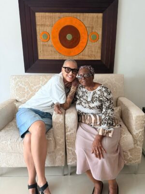 Mariza Instagram - Hoje, no dia em que celebro a vida, voltei ao lugar onde tudo abranda.
Ao colo da família, ao colo da minha avó Catarina.
Podemos crescer, conquistar o mundo, mas é ali que o coração se lembra de como é ser pequenina.
Obrigada a todos pelas mensagens tão cheias de carinho 🤍